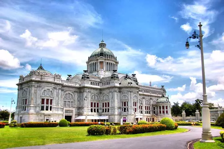 قصر دوسیت،بزرگ‌ترین سازه‌ی چوبی دنیا