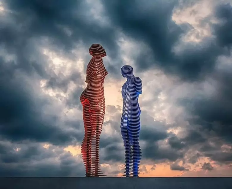 مجسمه عشق علی و نینو